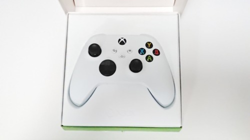 Xboxワイヤレスコントローラーの箱を開けた写真