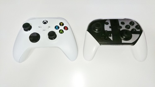 XboxワイヤレスコントローラーとSwitchのProコントローラーを並べた写真