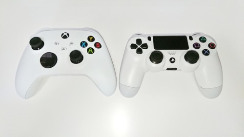XboxワイヤレスコントローラーとPS4のコントローラーを並べた写真