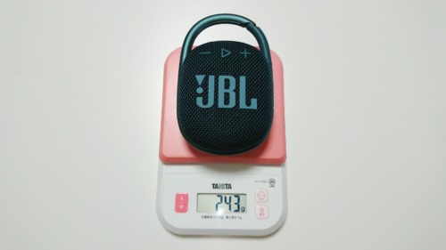 JBL CLIP 4の重さを量っている写真