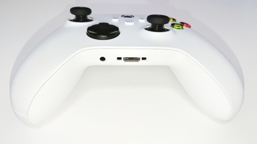 Xboxワイヤレスコントローラーの下側の写真